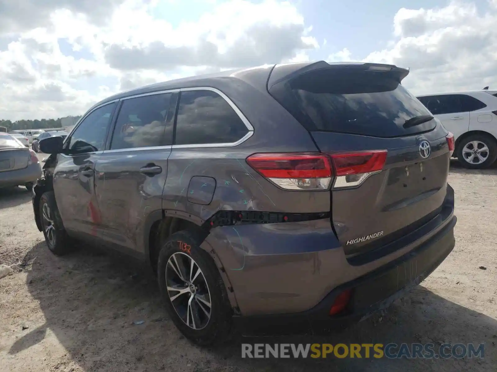 3 Photograph of a damaged car 5TDZZRFH6KS370495 TOYOTA HIGHLANDER 2019