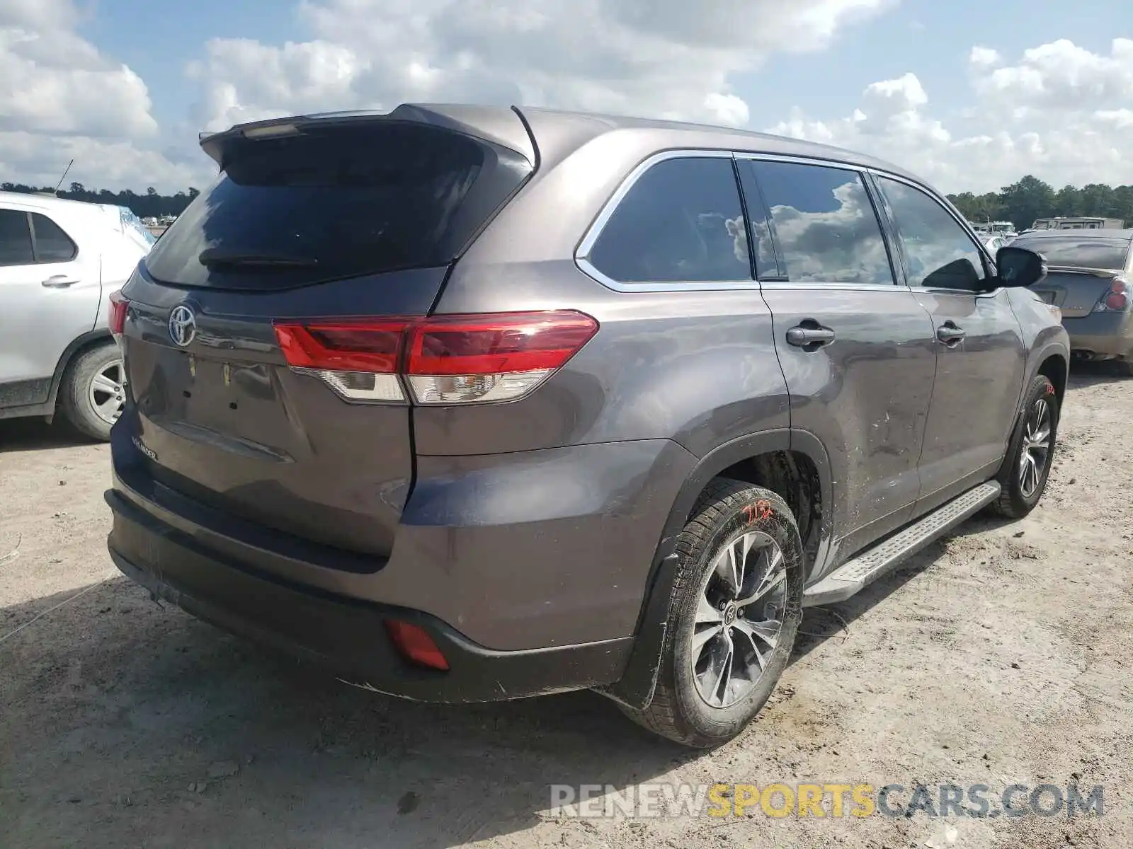 4 Photograph of a damaged car 5TDZZRFH6KS370495 TOYOTA HIGHLANDER 2019