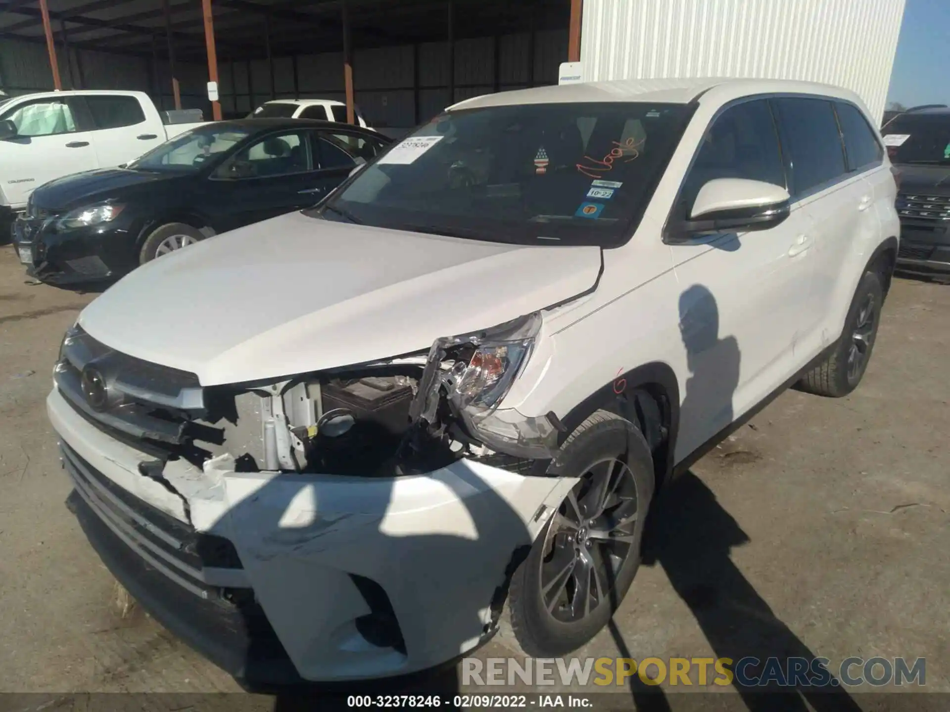 2 Photograph of a damaged car 5TDZZRFH7KS290669 TOYOTA HIGHLANDER 2019