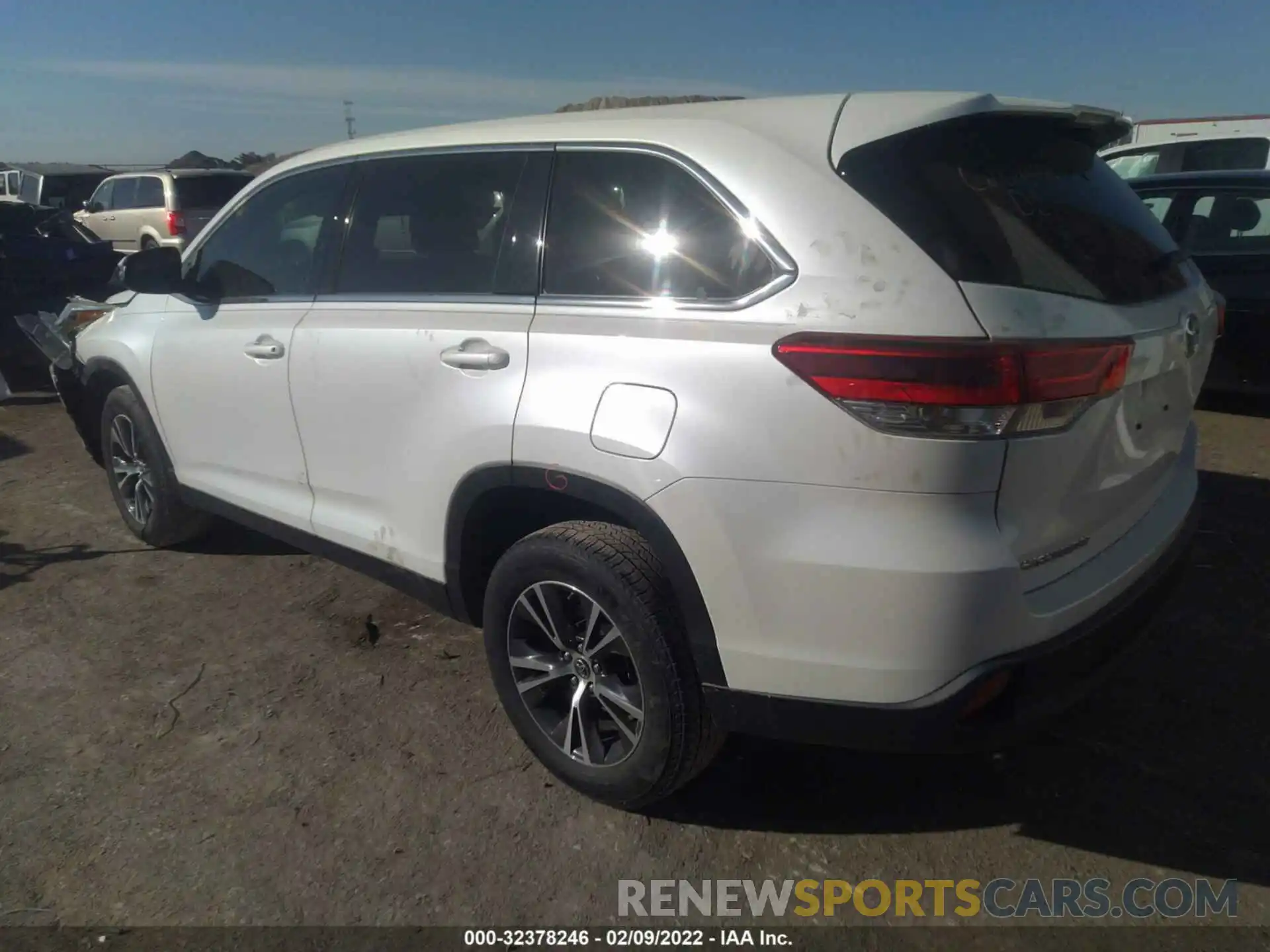 3 Photograph of a damaged car 5TDZZRFH7KS290669 TOYOTA HIGHLANDER 2019