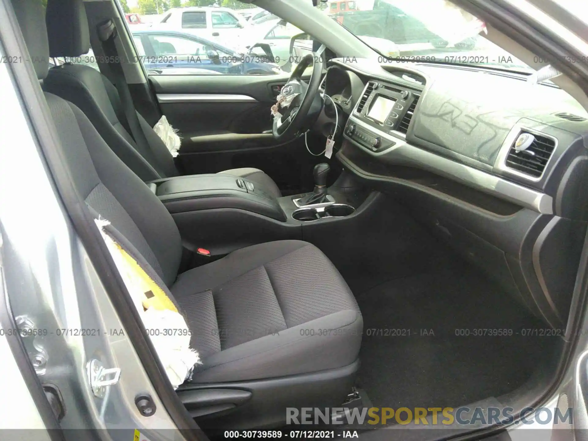 5 Photograph of a damaged car 5TDZZRFH7KS290963 TOYOTA HIGHLANDER 2019