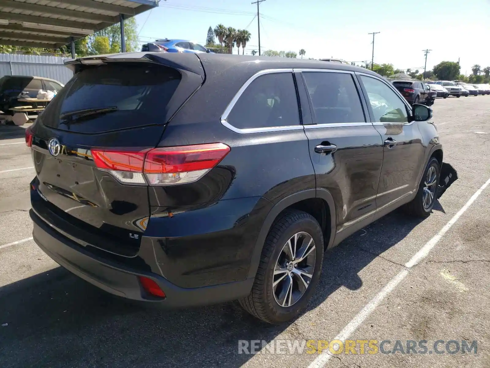 4 Photograph of a damaged car 5TDZZRFH7KS291806 TOYOTA HIGHLANDER 2019