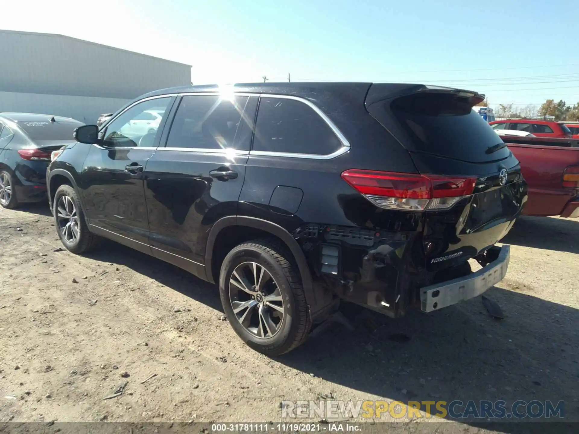 3 Photograph of a damaged car 5TDZZRFH7KS292227 TOYOTA HIGHLANDER 2019