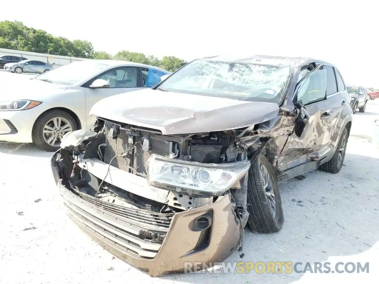 2 Photograph of a damaged car 5TDZZRFH7KS293247 TOYOTA HIGHLANDER 2019