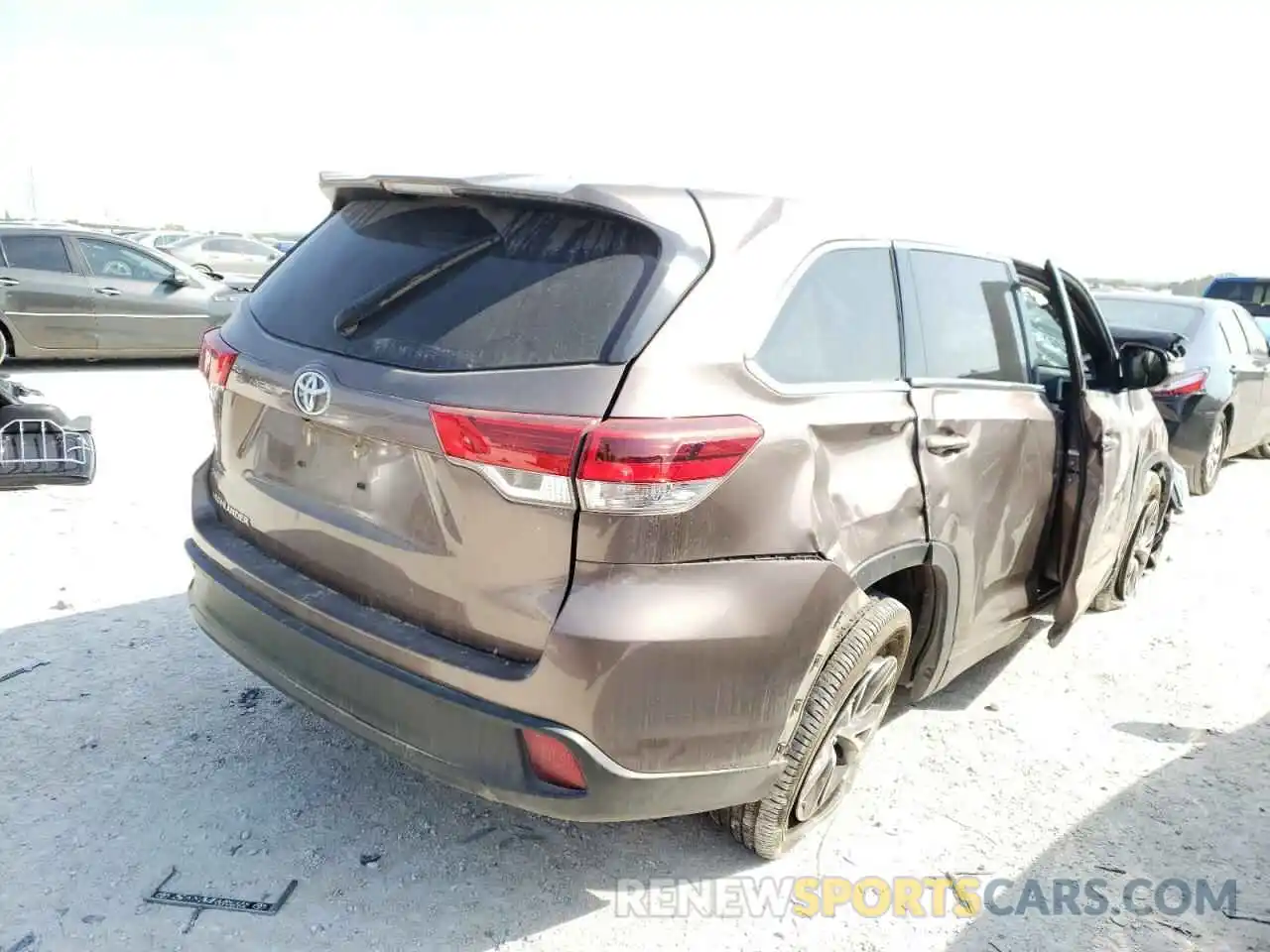 4 Photograph of a damaged car 5TDZZRFH7KS293247 TOYOTA HIGHLANDER 2019