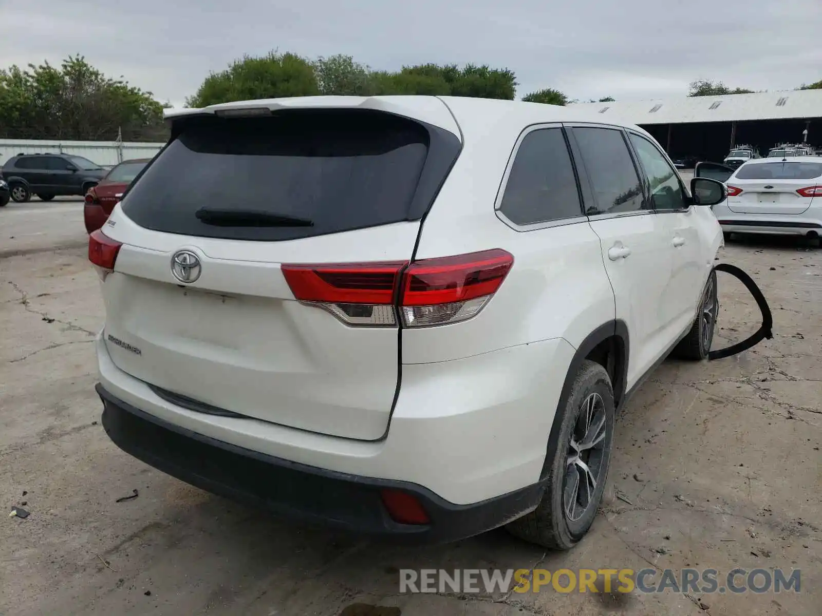 4 Photograph of a damaged car 5TDZZRFH7KS293474 TOYOTA HIGHLANDER 2019