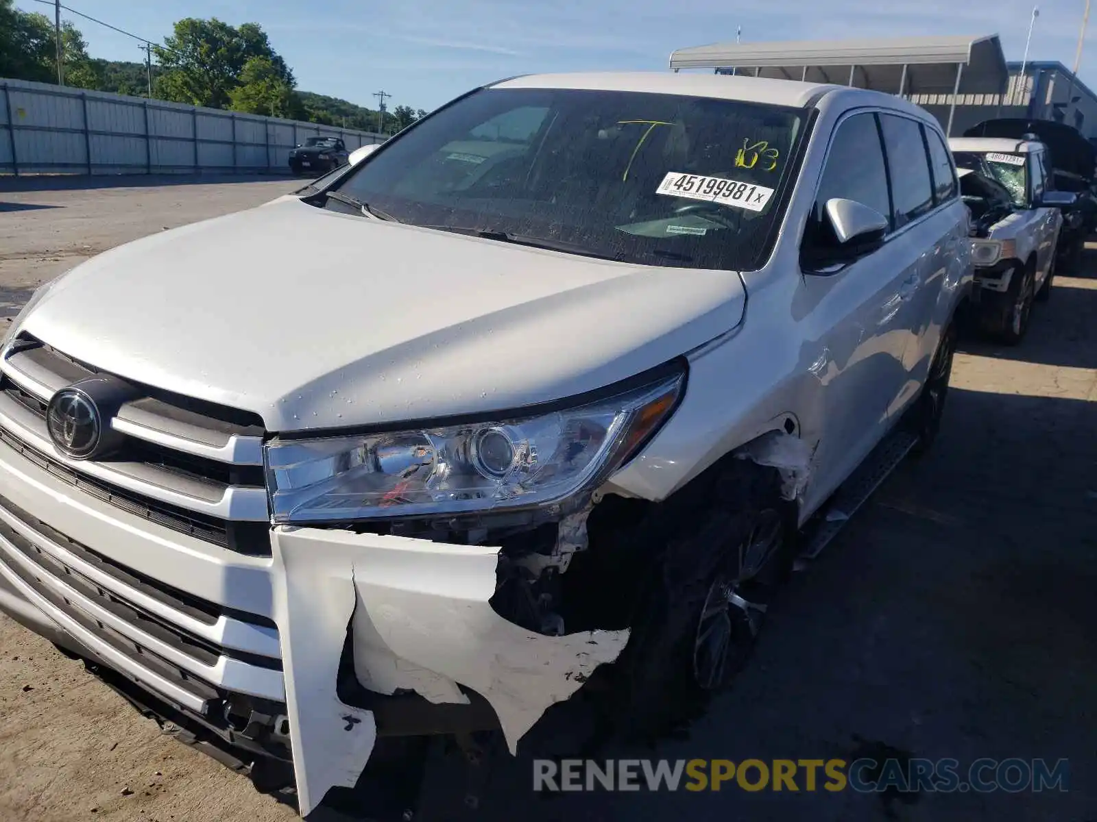 2 Photograph of a damaged car 5TDZZRFH7KS295516 TOYOTA HIGHLANDER 2019