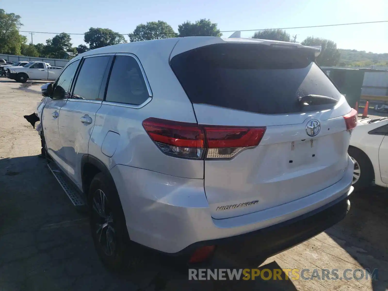 3 Photograph of a damaged car 5TDZZRFH7KS295516 TOYOTA HIGHLANDER 2019