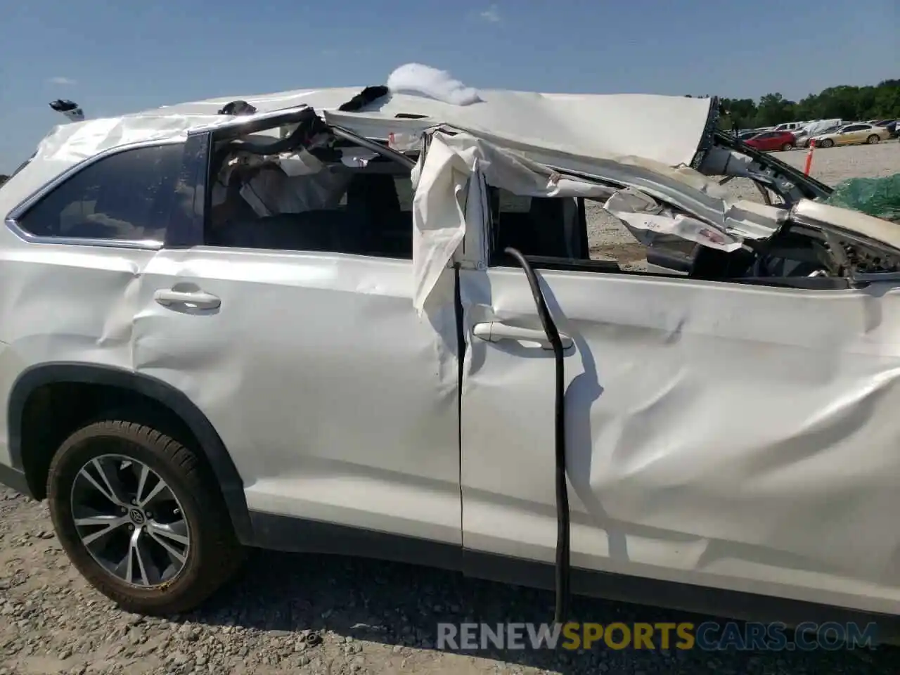 9 Photograph of a damaged car 5TDZZRFH7KS296715 TOYOTA HIGHLANDER 2019