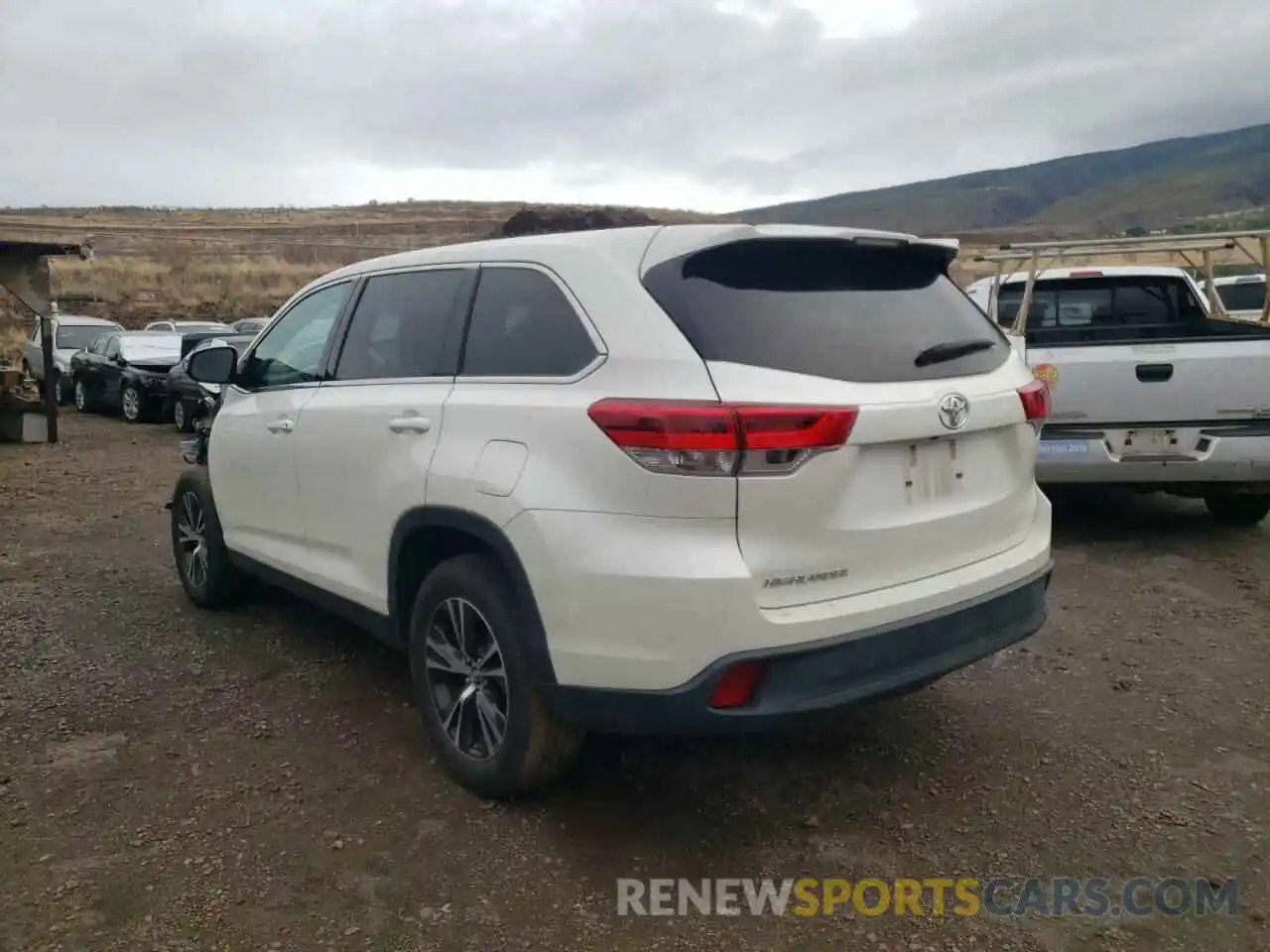 3 Photograph of a damaged car 5TDZZRFH7KS298092 TOYOTA HIGHLANDER 2019