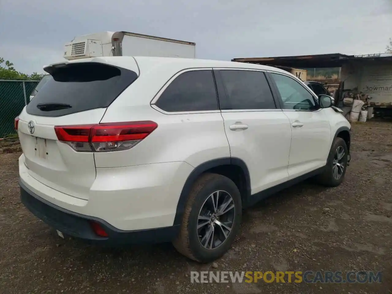 4 Photograph of a damaged car 5TDZZRFH7KS298092 TOYOTA HIGHLANDER 2019