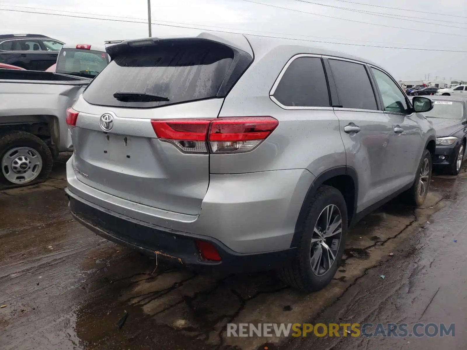 4 Photograph of a damaged car 5TDZZRFH7KS298285 TOYOTA HIGHLANDER 2019