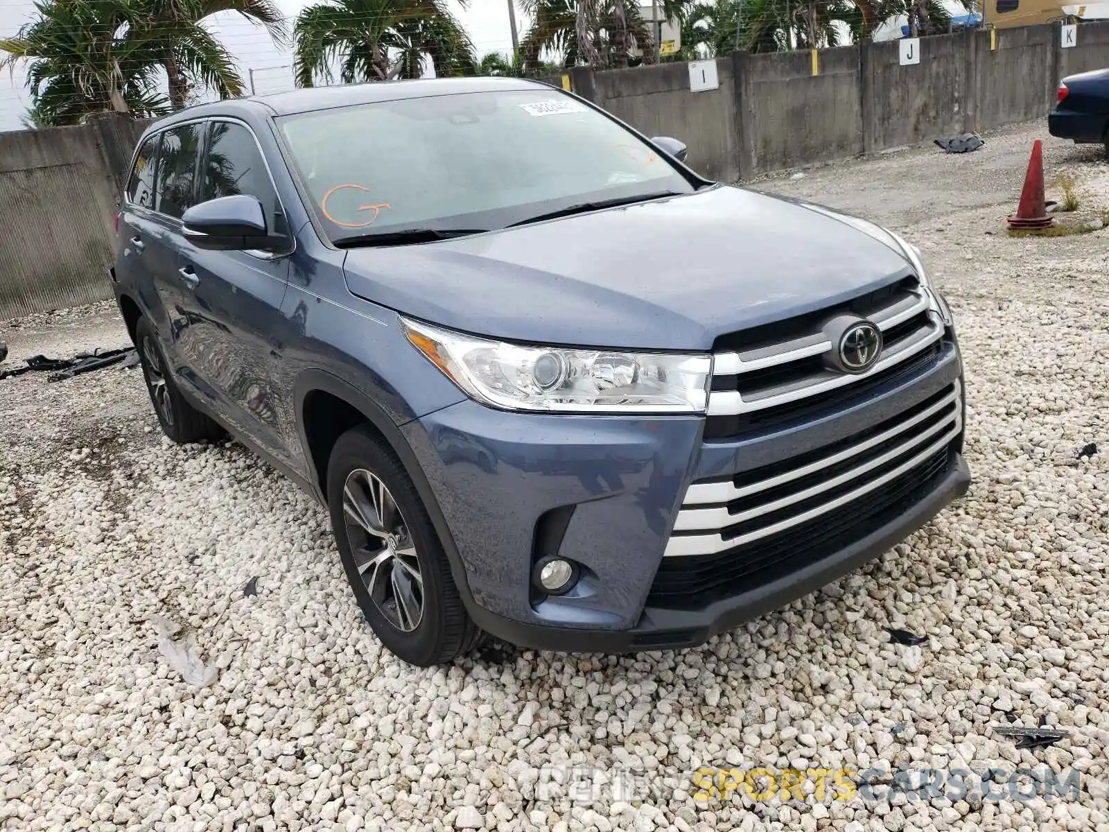 1 Photograph of a damaged car 5TDZZRFH7KS301119 TOYOTA HIGHLANDER 2019