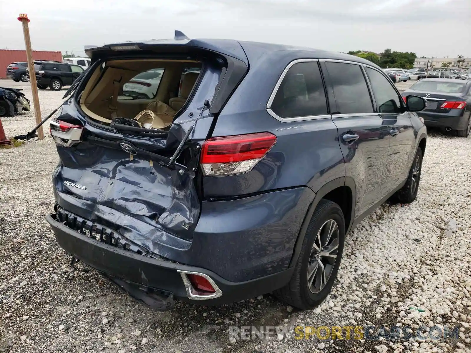 4 Photograph of a damaged car 5TDZZRFH7KS301119 TOYOTA HIGHLANDER 2019