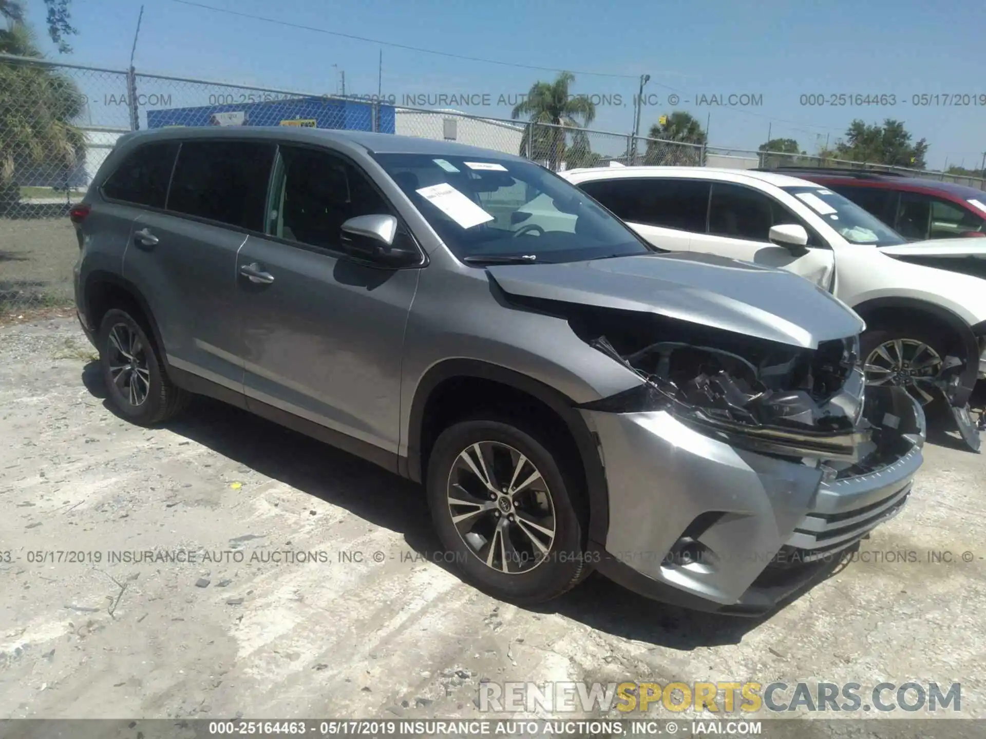 1 Photograph of a damaged car 5TDZZRFH7KS304392 TOYOTA HIGHLANDER 2019