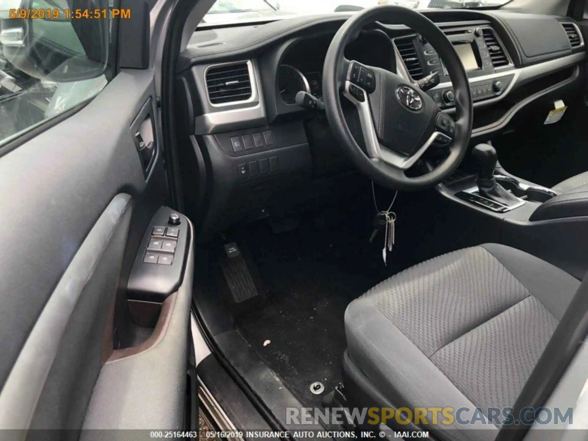 11 Photograph of a damaged car 5TDZZRFH7KS304392 TOYOTA HIGHLANDER 2019