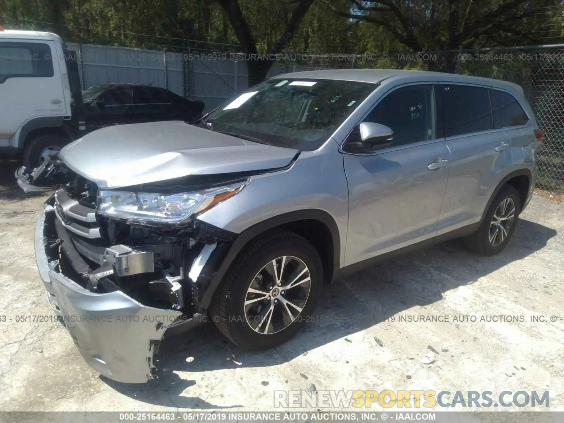 2 Photograph of a damaged car 5TDZZRFH7KS304392 TOYOTA HIGHLANDER 2019