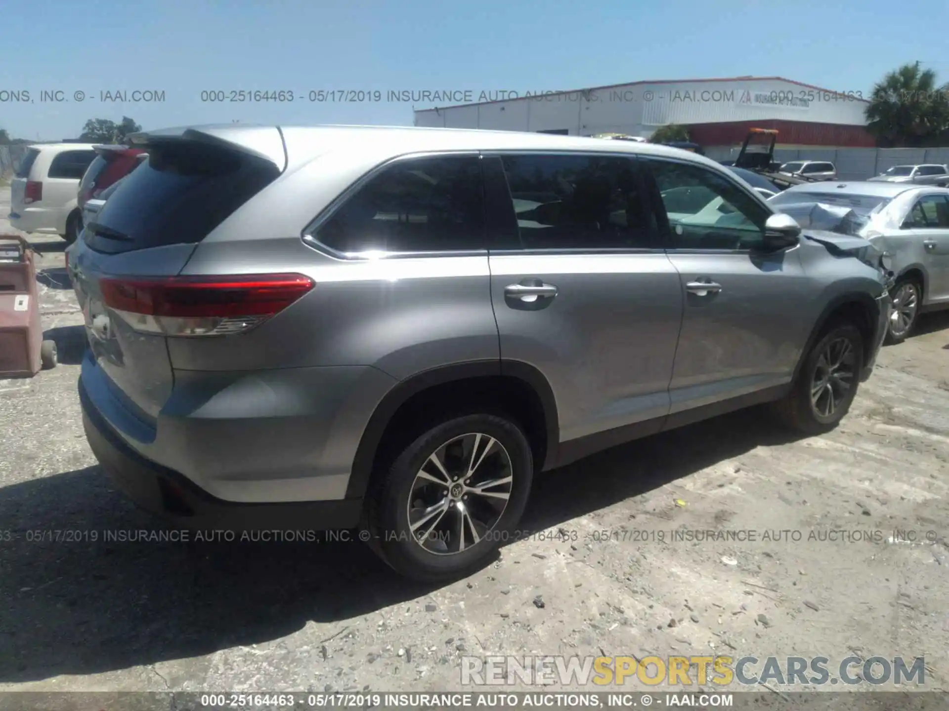 4 Photograph of a damaged car 5TDZZRFH7KS304392 TOYOTA HIGHLANDER 2019