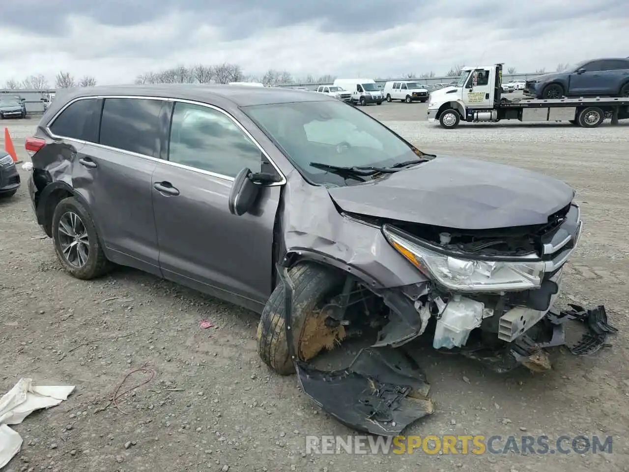 4 Photograph of a damaged car 5TDZZRFH7KS304831 TOYOTA HIGHLANDER 2019