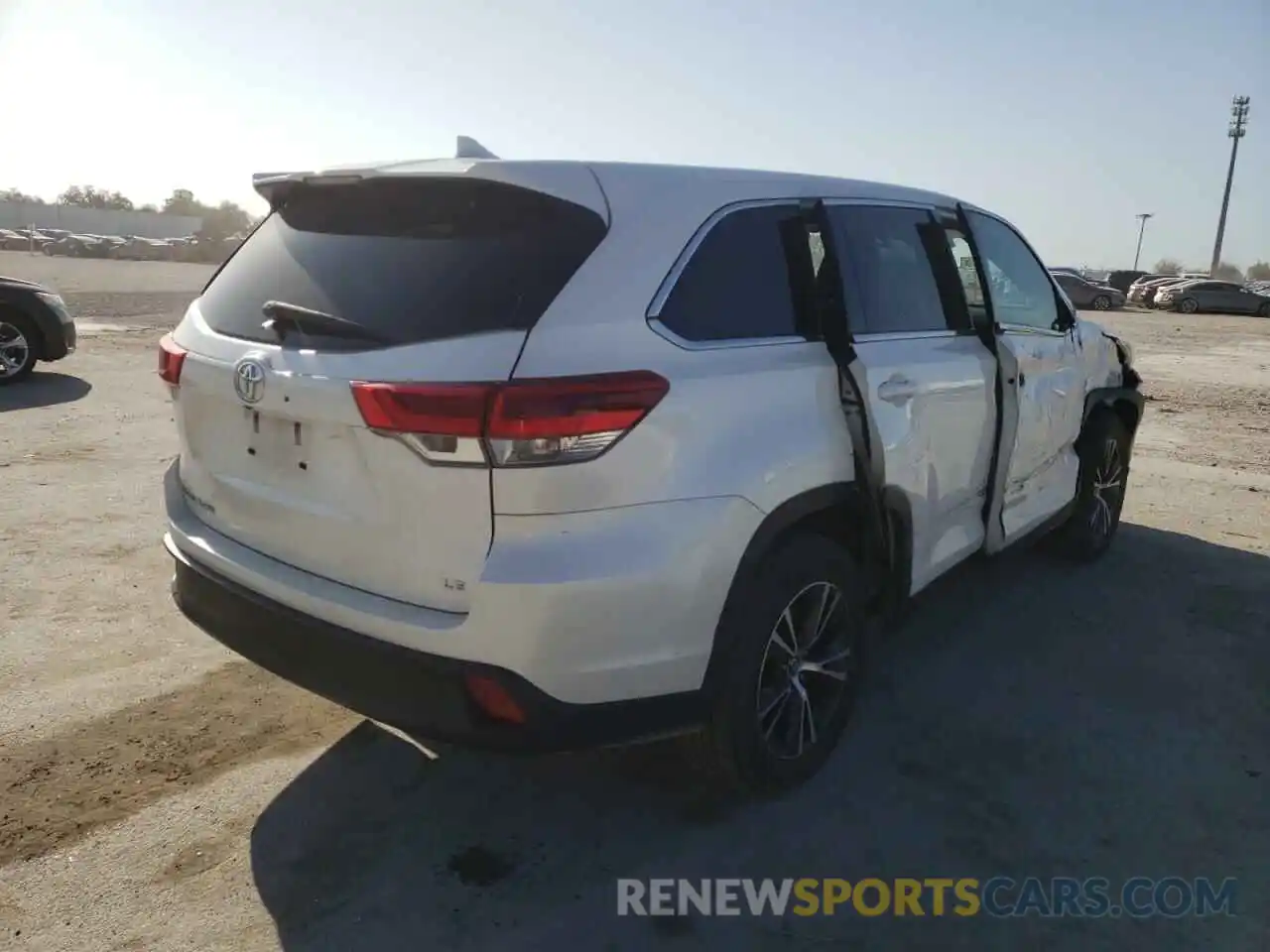 4 Photograph of a damaged car 5TDZZRFH7KS318857 TOYOTA HIGHLANDER 2019