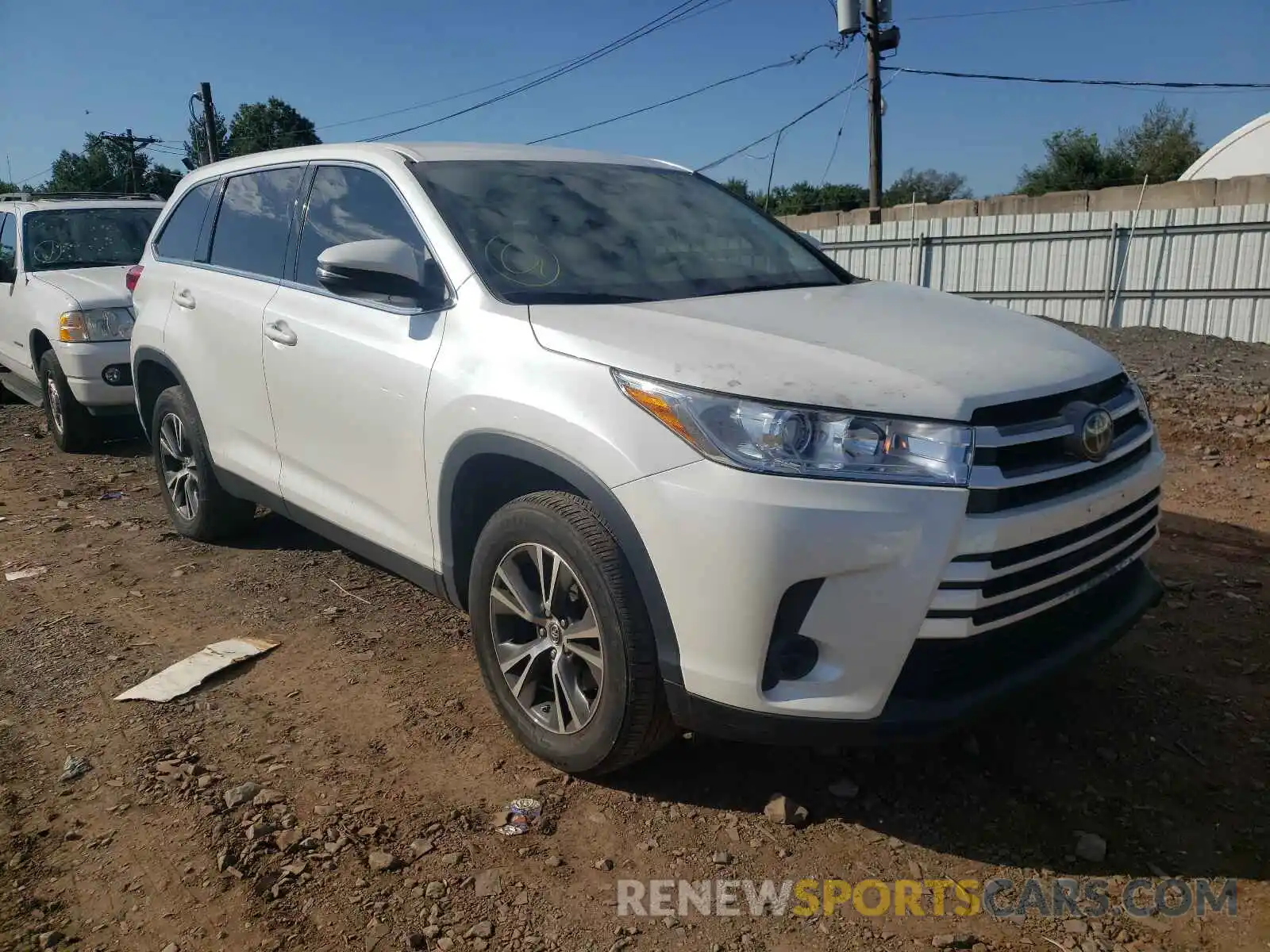 1 Photograph of a damaged car 5TDZZRFH7KS320723 TOYOTA HIGHLANDER 2019