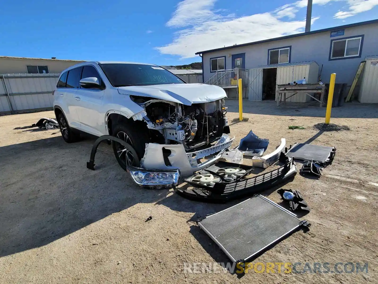 1 Photograph of a damaged car 5TDZZRFH7KS322794 TOYOTA HIGHLANDER 2019