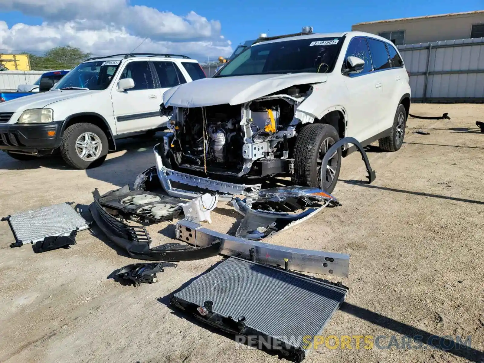 2 Photograph of a damaged car 5TDZZRFH7KS322794 TOYOTA HIGHLANDER 2019