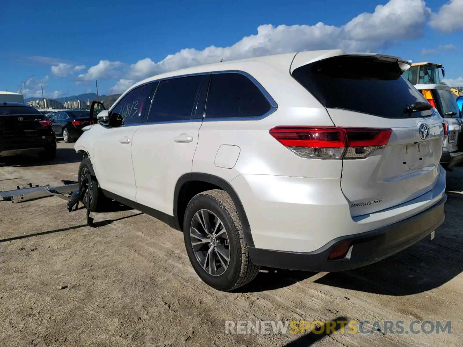 3 Photograph of a damaged car 5TDZZRFH7KS322794 TOYOTA HIGHLANDER 2019