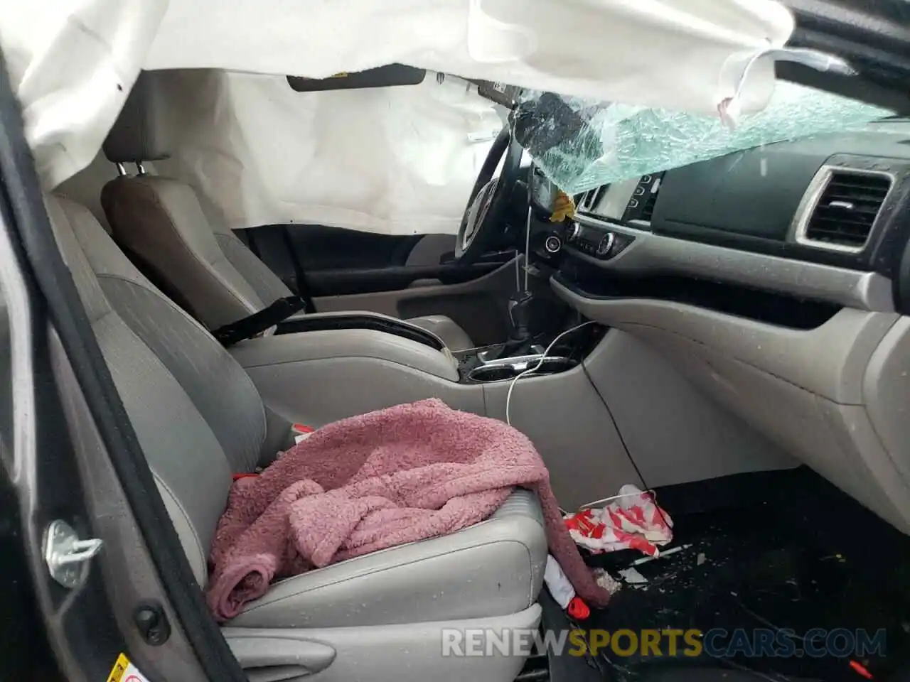 5 Photograph of a damaged car 5TDZZRFH7KS326103 TOYOTA HIGHLANDER 2019