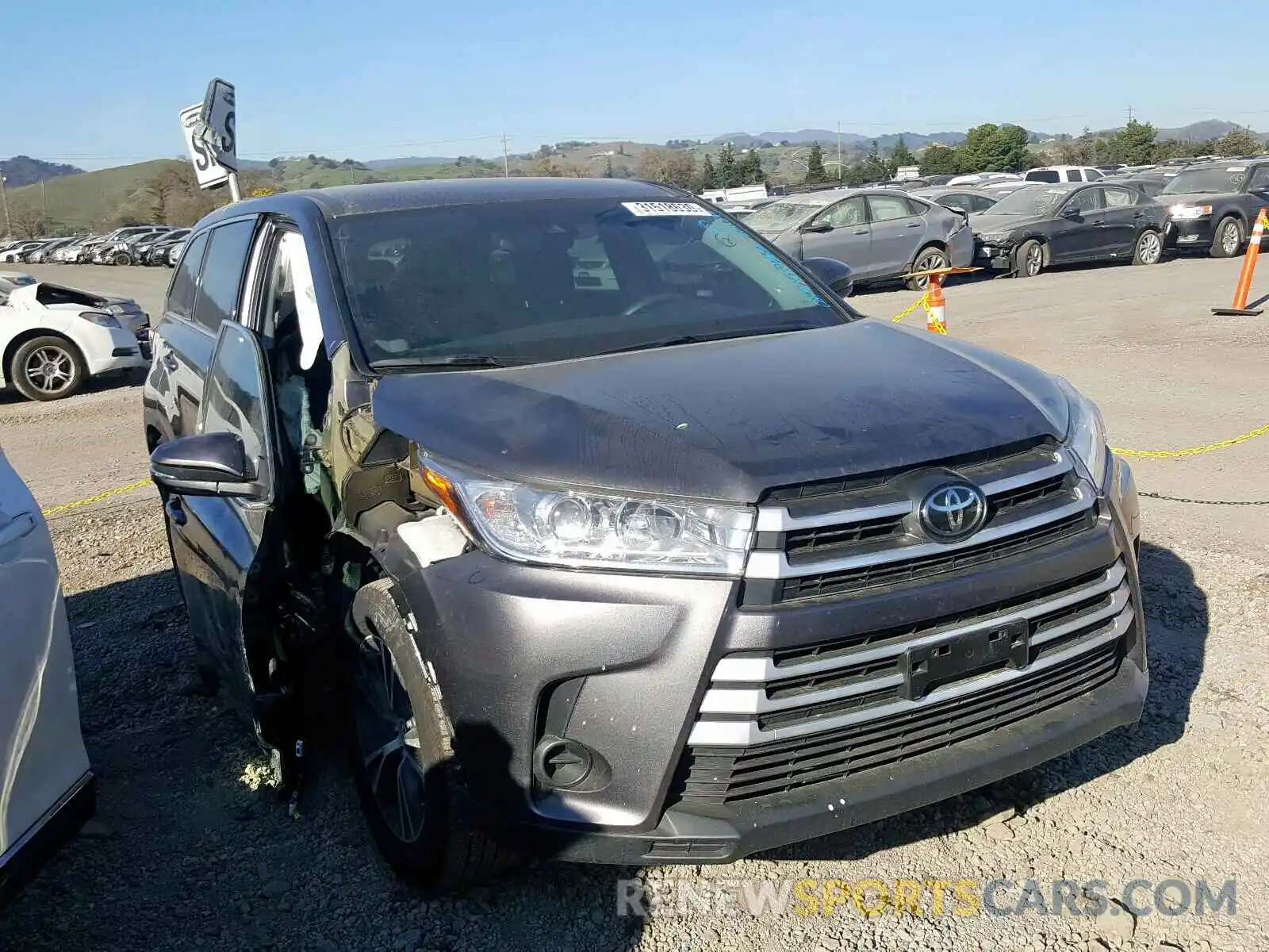 1 Фотография поврежденного автомобиля 5TDZZRFH7KS330958 TOYOTA HIGHLANDER 2019