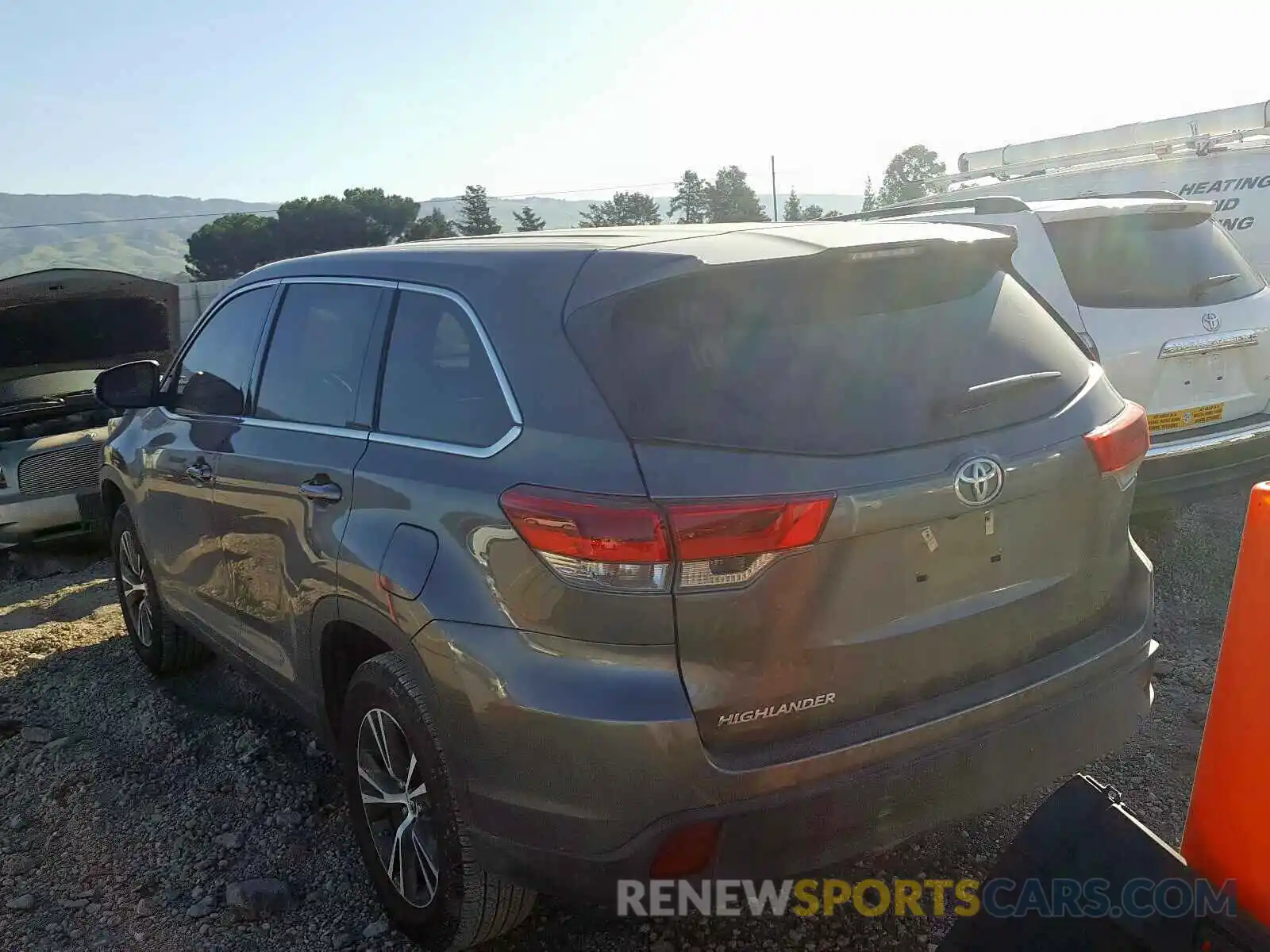 3 Photograph of a damaged car 5TDZZRFH7KS330958 TOYOTA HIGHLANDER 2019