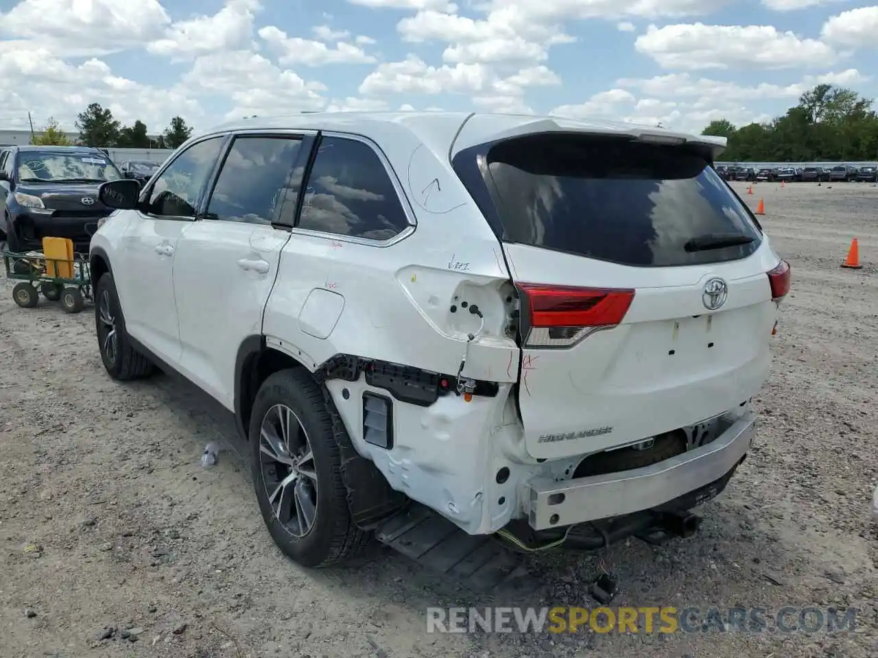 3 Photograph of a damaged car 5TDZZRFH7KS332788 TOYOTA HIGHLANDER 2019