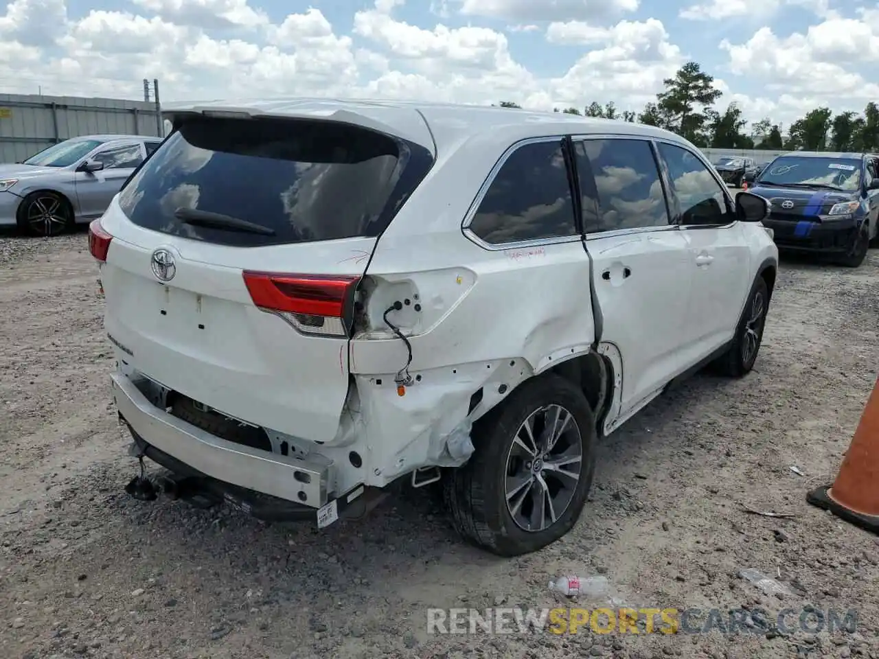 4 Photograph of a damaged car 5TDZZRFH7KS332788 TOYOTA HIGHLANDER 2019