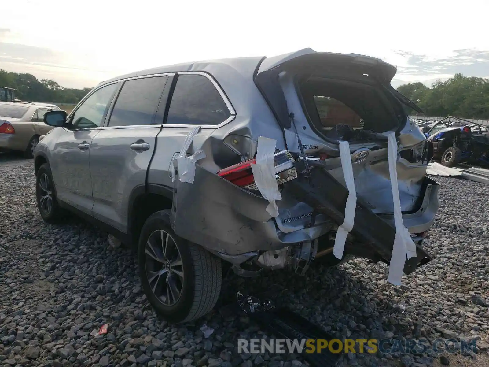 3 Photograph of a damaged car 5TDZZRFH7KS335786 TOYOTA HIGHLANDER 2019