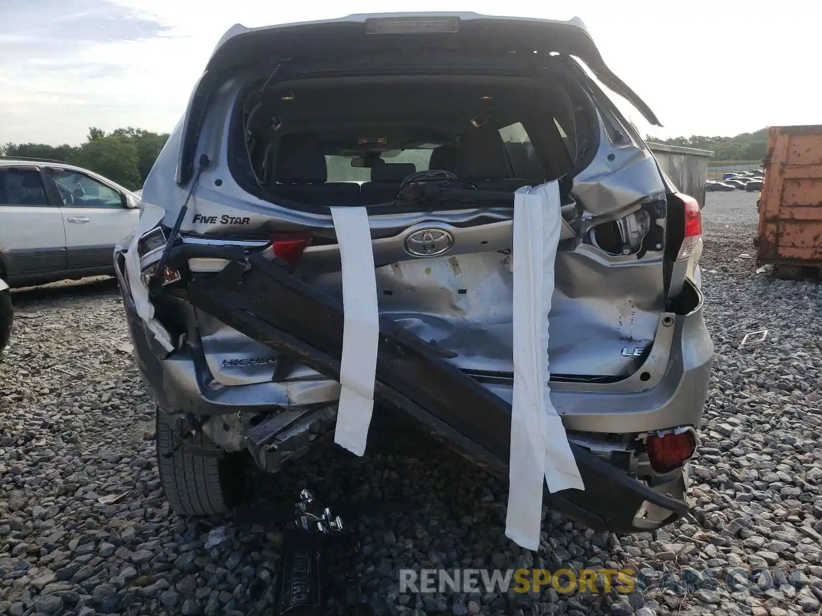 9 Photograph of a damaged car 5TDZZRFH7KS335786 TOYOTA HIGHLANDER 2019