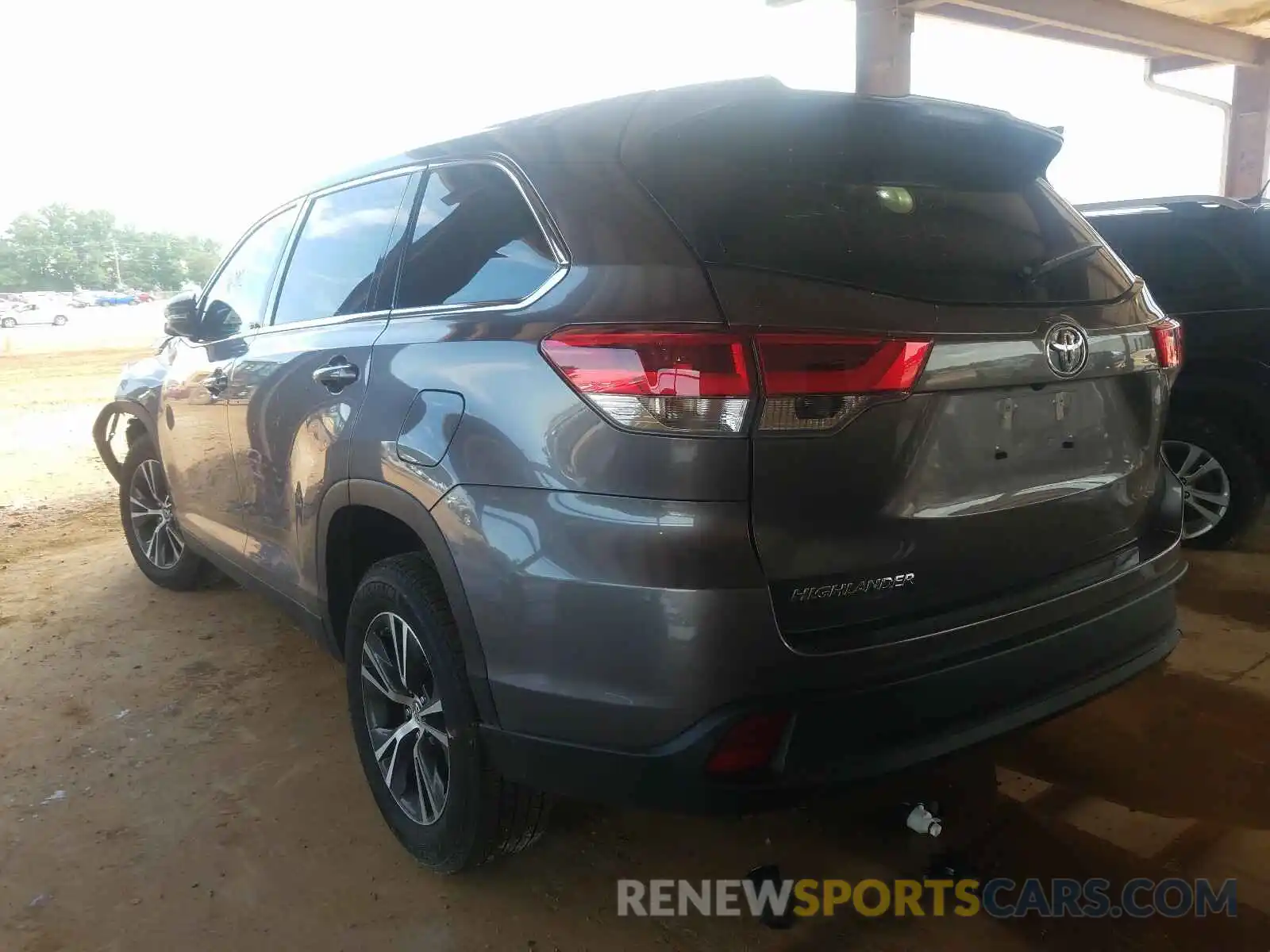 3 Photograph of a damaged car 5TDZZRFH7KS345153 TOYOTA HIGHLANDER 2019