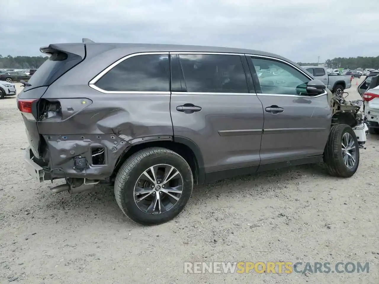 3 Photograph of a damaged car 5TDZZRFH7KS345783 TOYOTA HIGHLANDER 2019