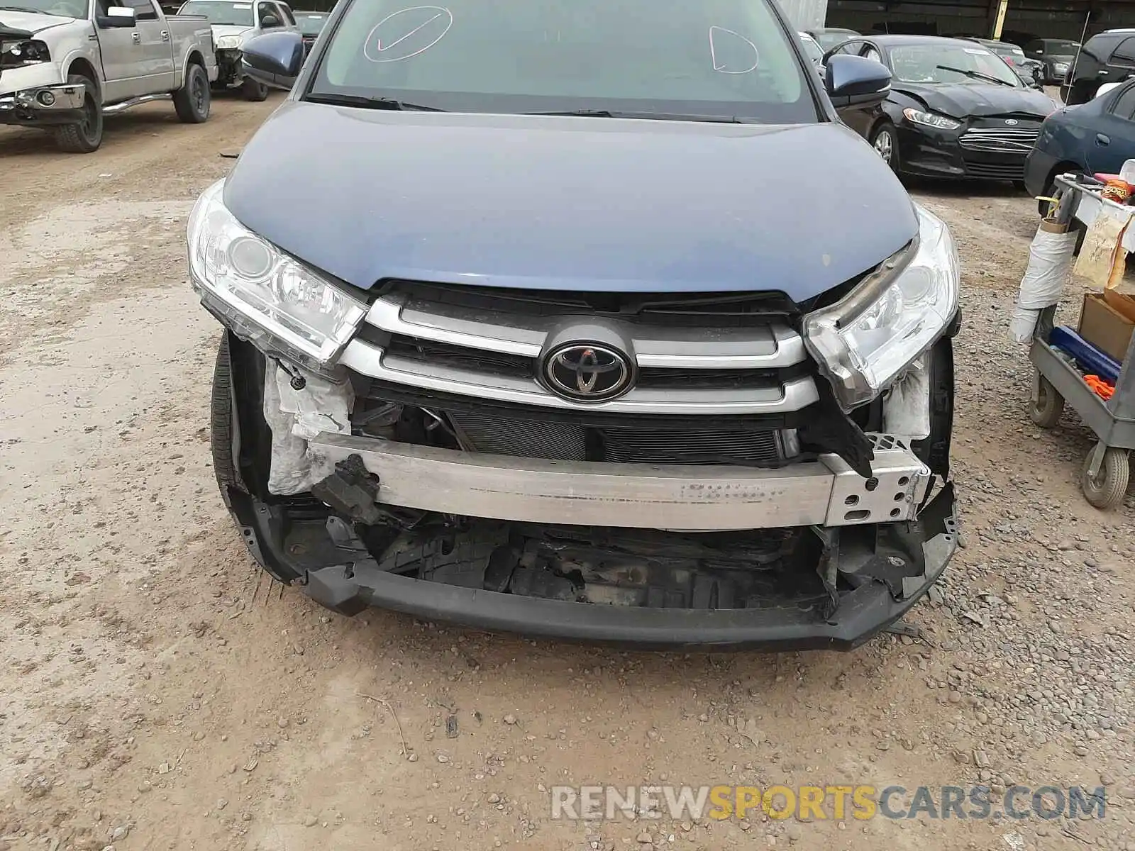 9 Photograph of a damaged car 5TDZZRFH7KS349641 TOYOTA HIGHLANDER 2019