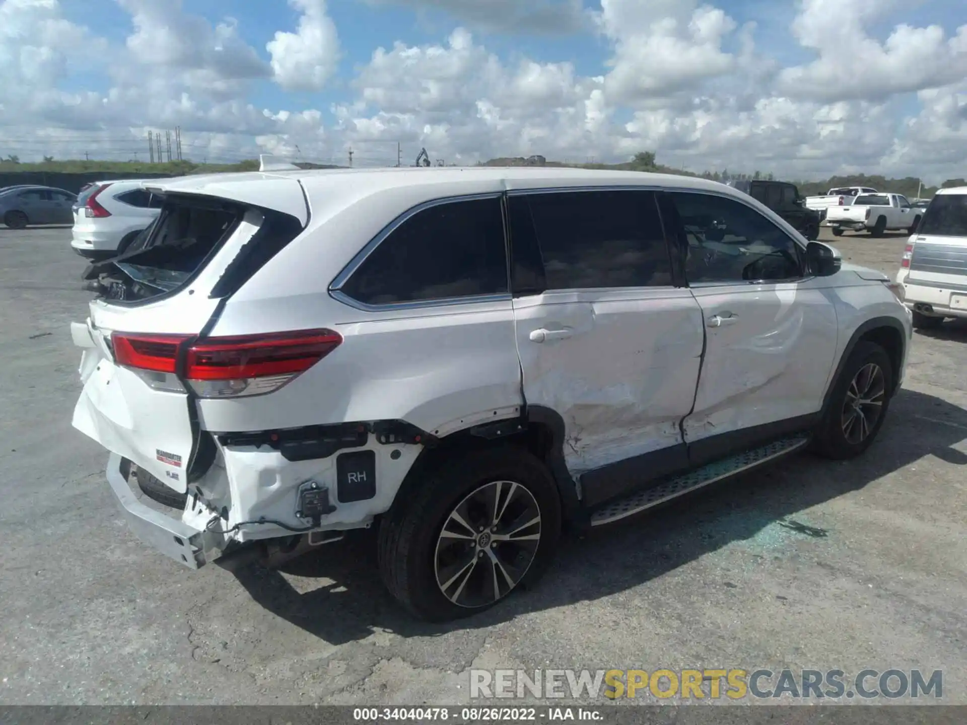 4 Photograph of a damaged car 5TDZZRFH7KS356833 TOYOTA HIGHLANDER 2019