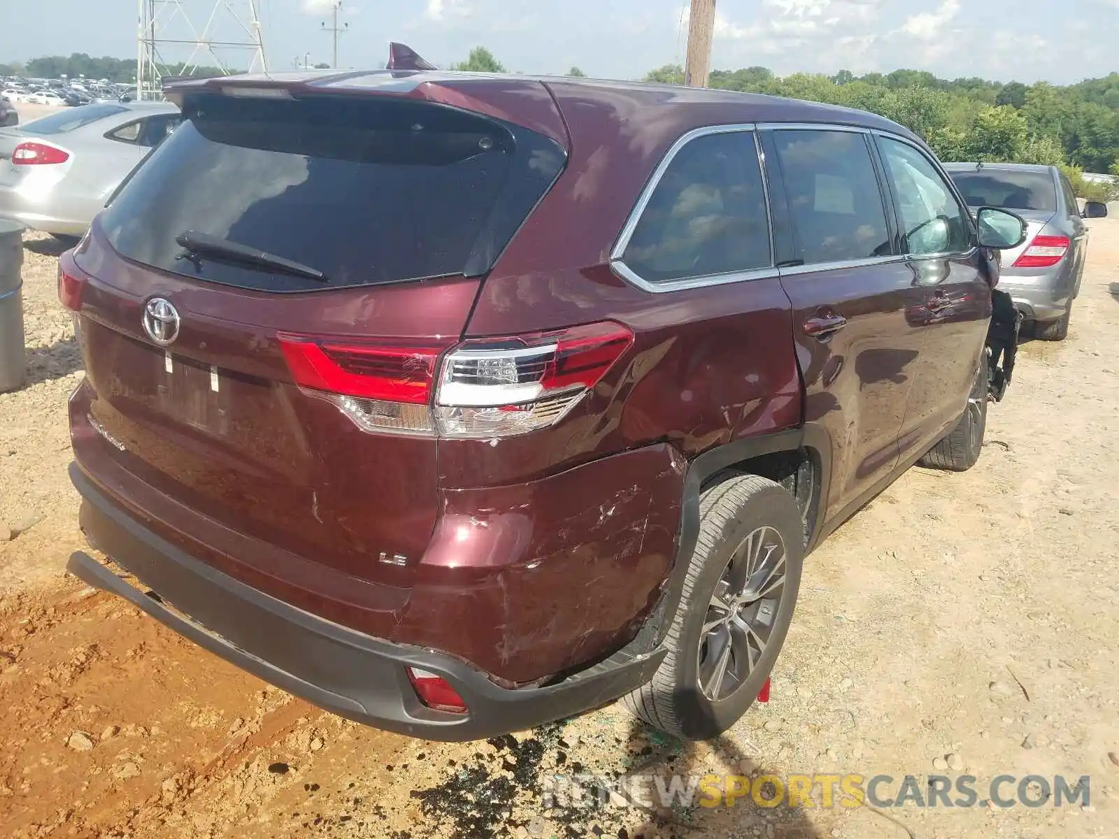 4 Photograph of a damaged car 5TDZZRFH7KS357867 TOYOTA HIGHLANDER 2019