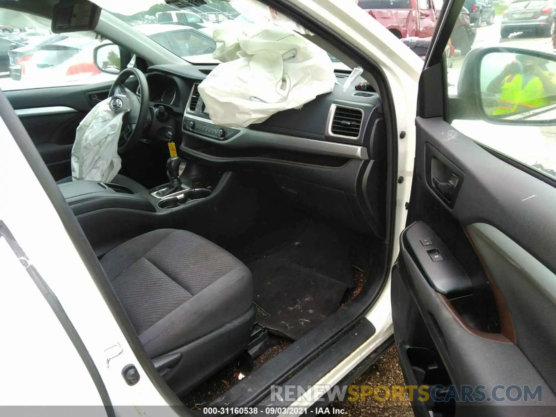 5 Photograph of a damaged car 5TDZZRFH7KS363149 TOYOTA HIGHLANDER 2019