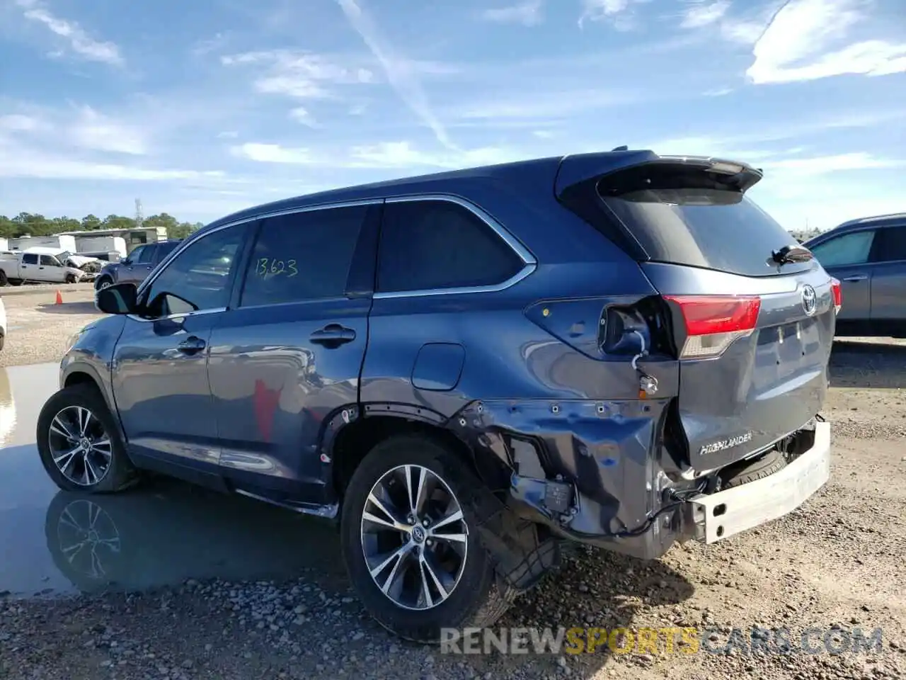 3 Photograph of a damaged car 5TDZZRFH7KS364043 TOYOTA HIGHLANDER 2019