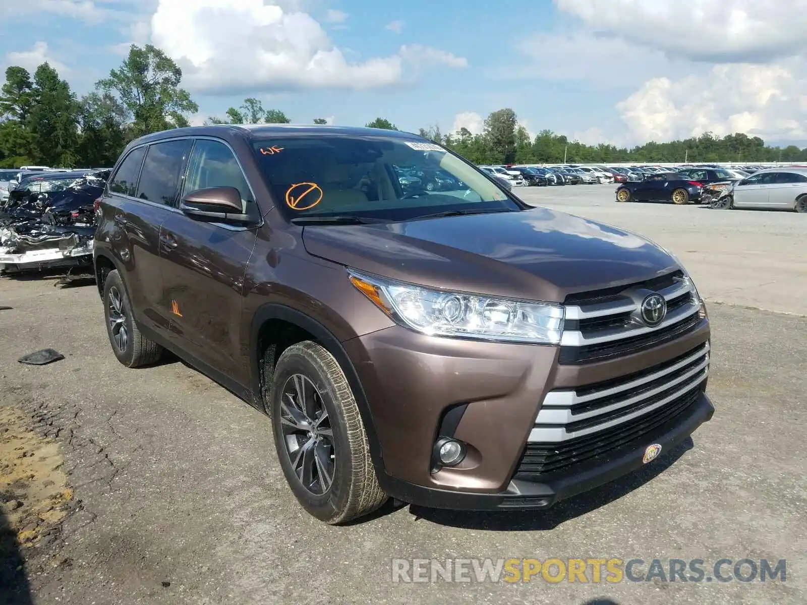 1 Photograph of a damaged car 5TDZZRFH8KS289742 TOYOTA HIGHLANDER 2019