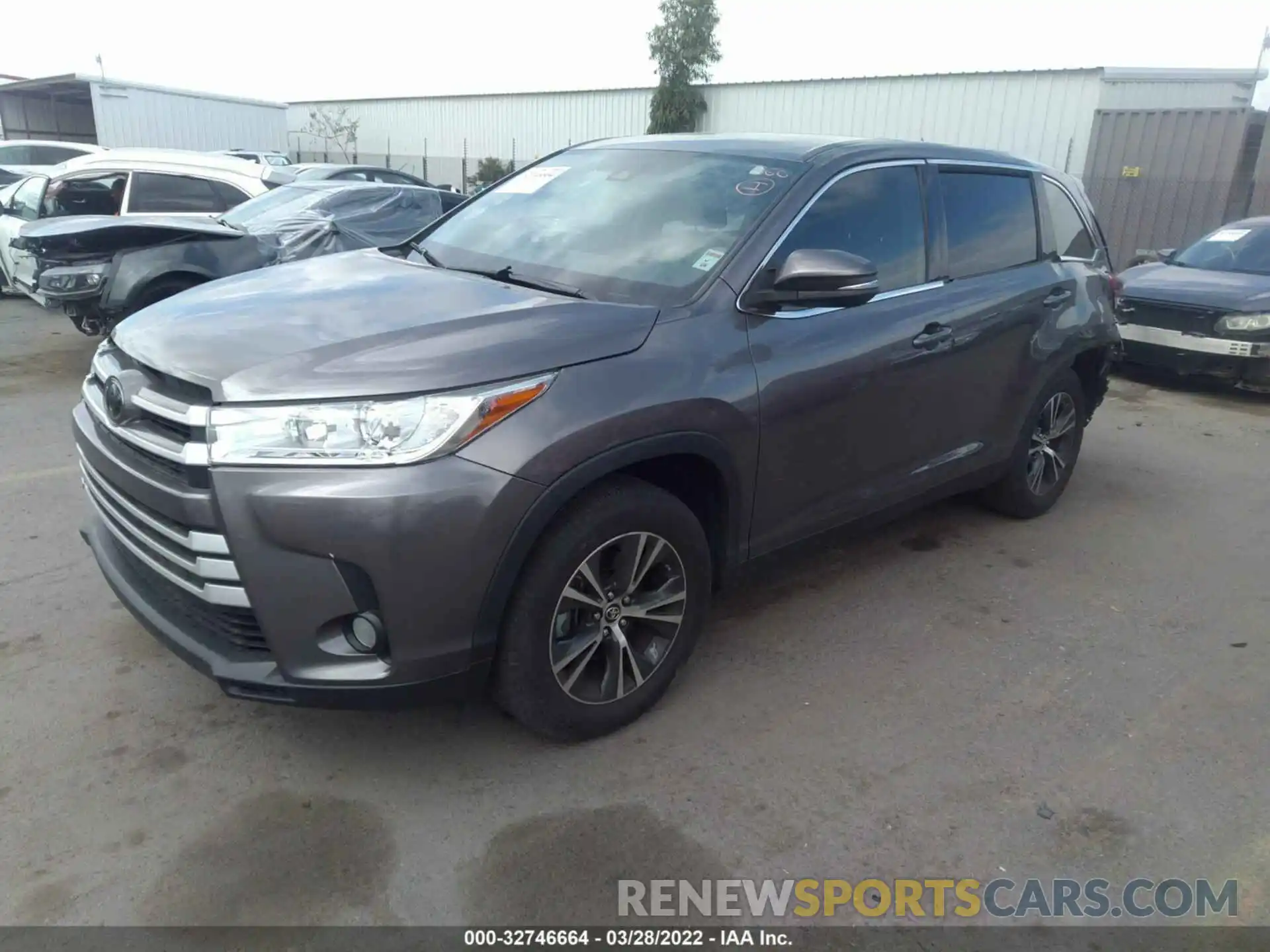 2 Photograph of a damaged car 5TDZZRFH8KS289949 TOYOTA HIGHLANDER 2019