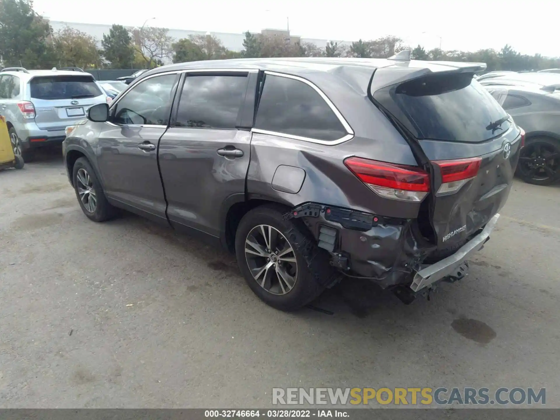 3 Photograph of a damaged car 5TDZZRFH8KS289949 TOYOTA HIGHLANDER 2019