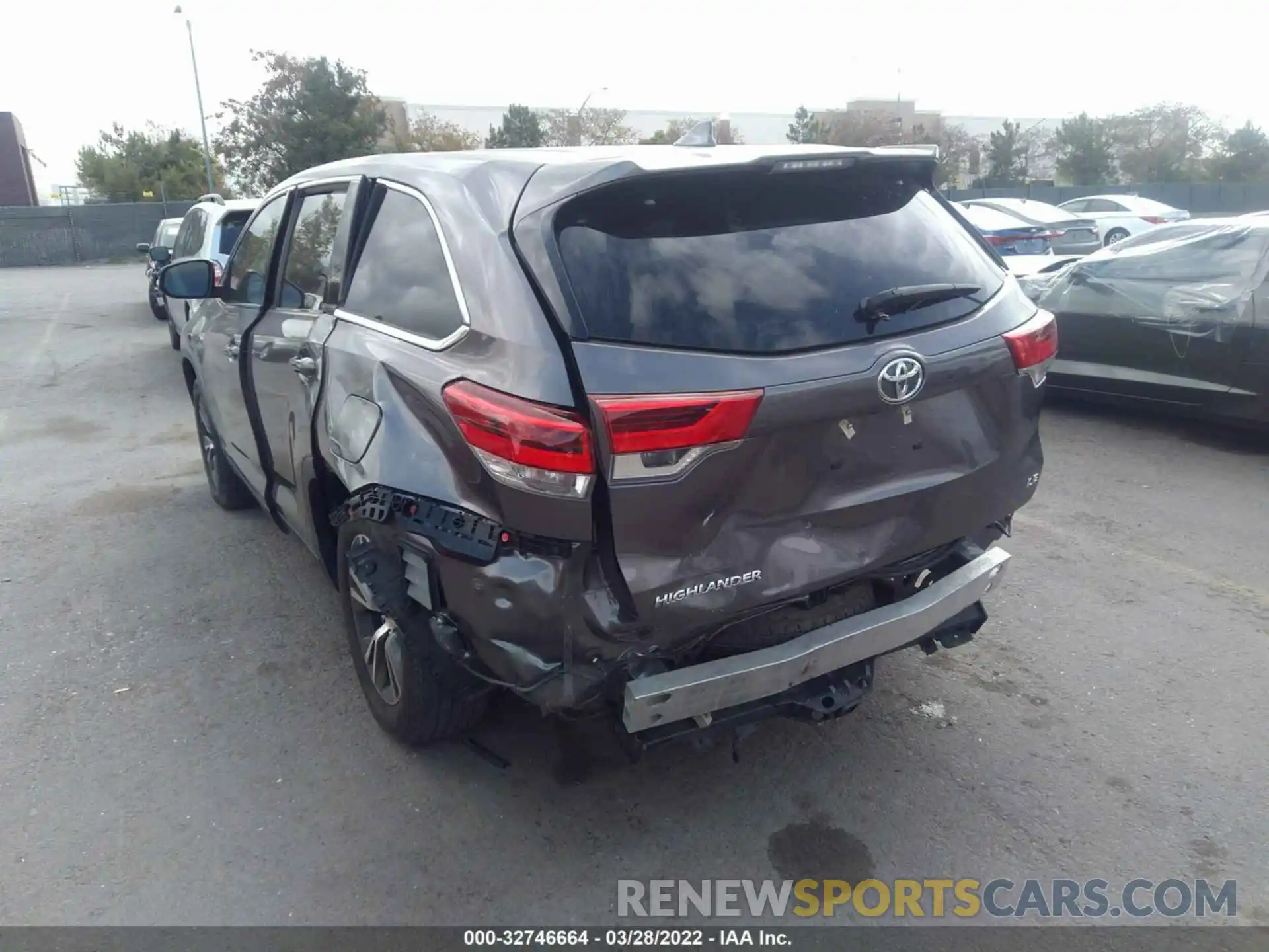 6 Photograph of a damaged car 5TDZZRFH8KS289949 TOYOTA HIGHLANDER 2019