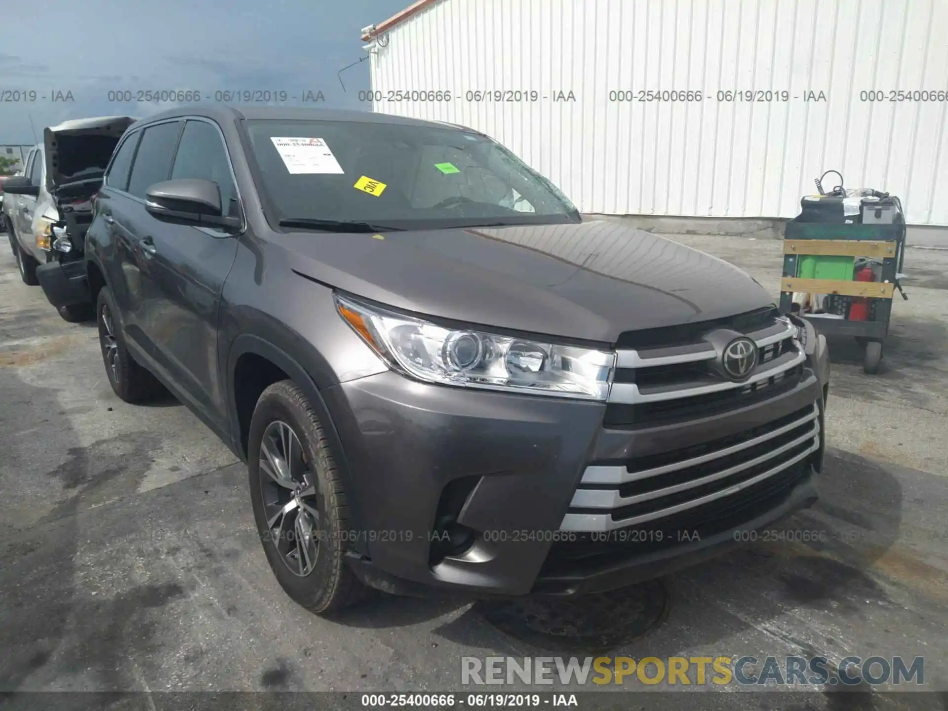 1 Photograph of a damaged car 5TDZZRFH8KS293211 TOYOTA HIGHLANDER 2019