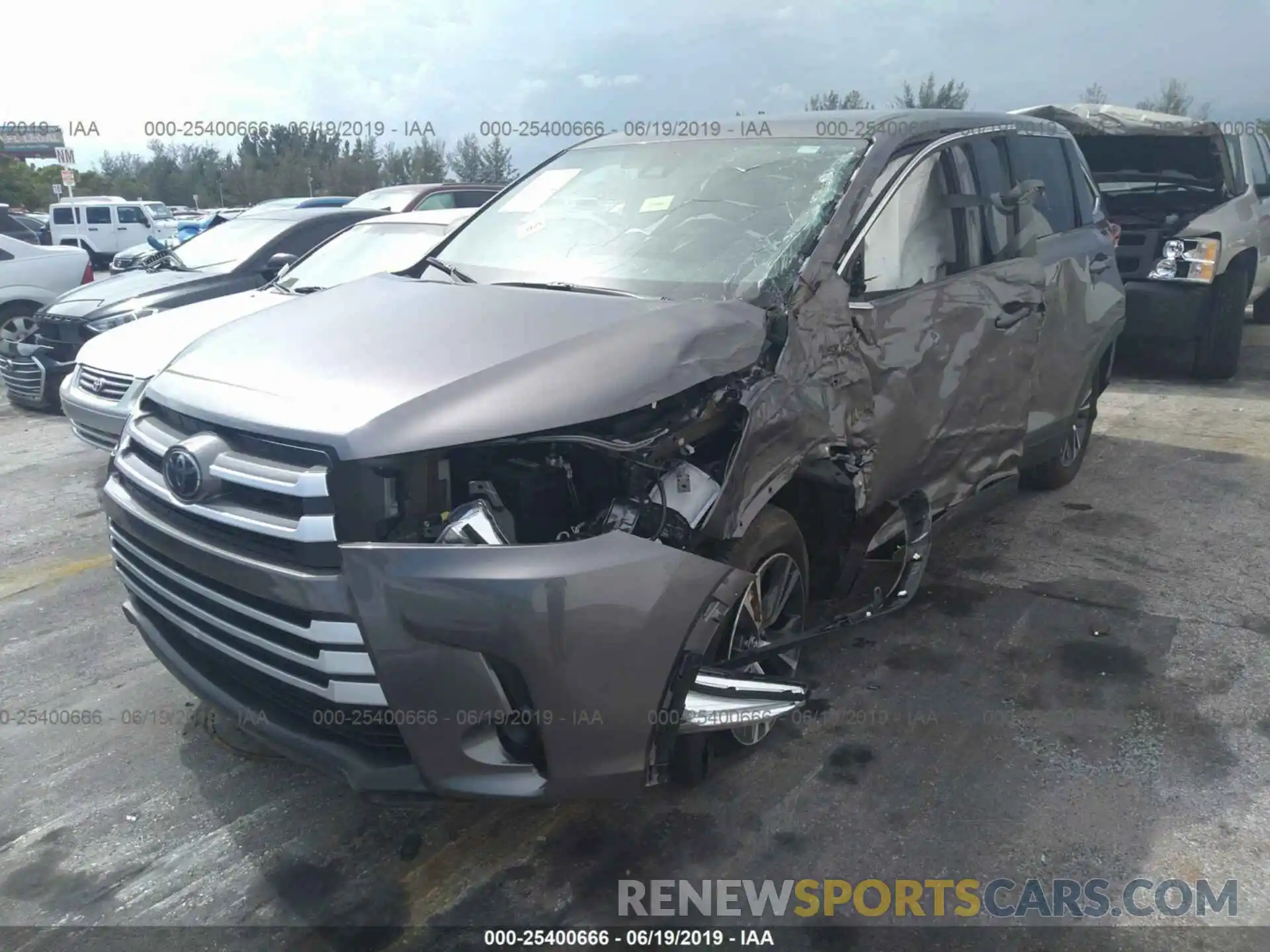 2 Photograph of a damaged car 5TDZZRFH8KS293211 TOYOTA HIGHLANDER 2019