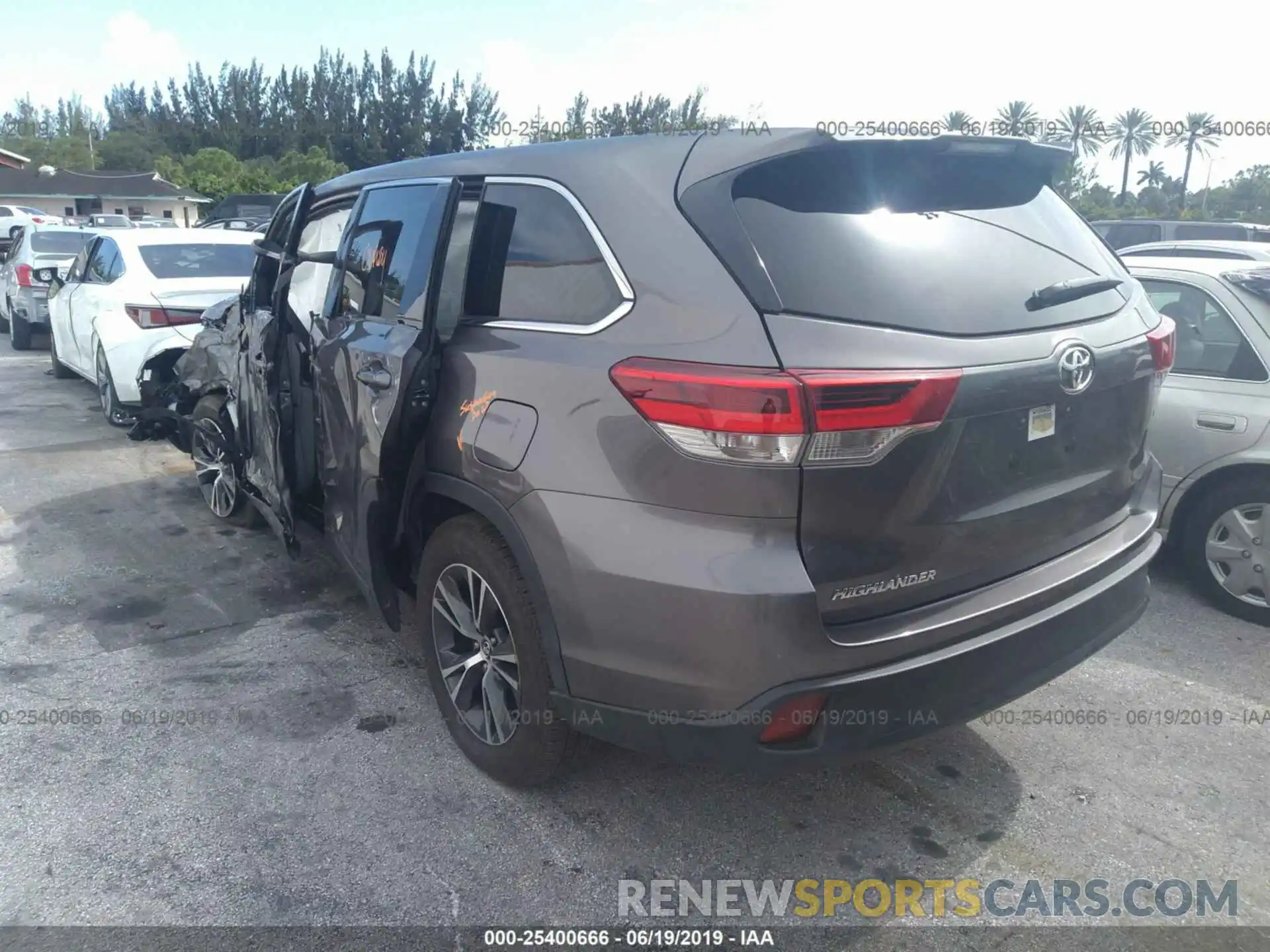 3 Photograph of a damaged car 5TDZZRFH8KS293211 TOYOTA HIGHLANDER 2019