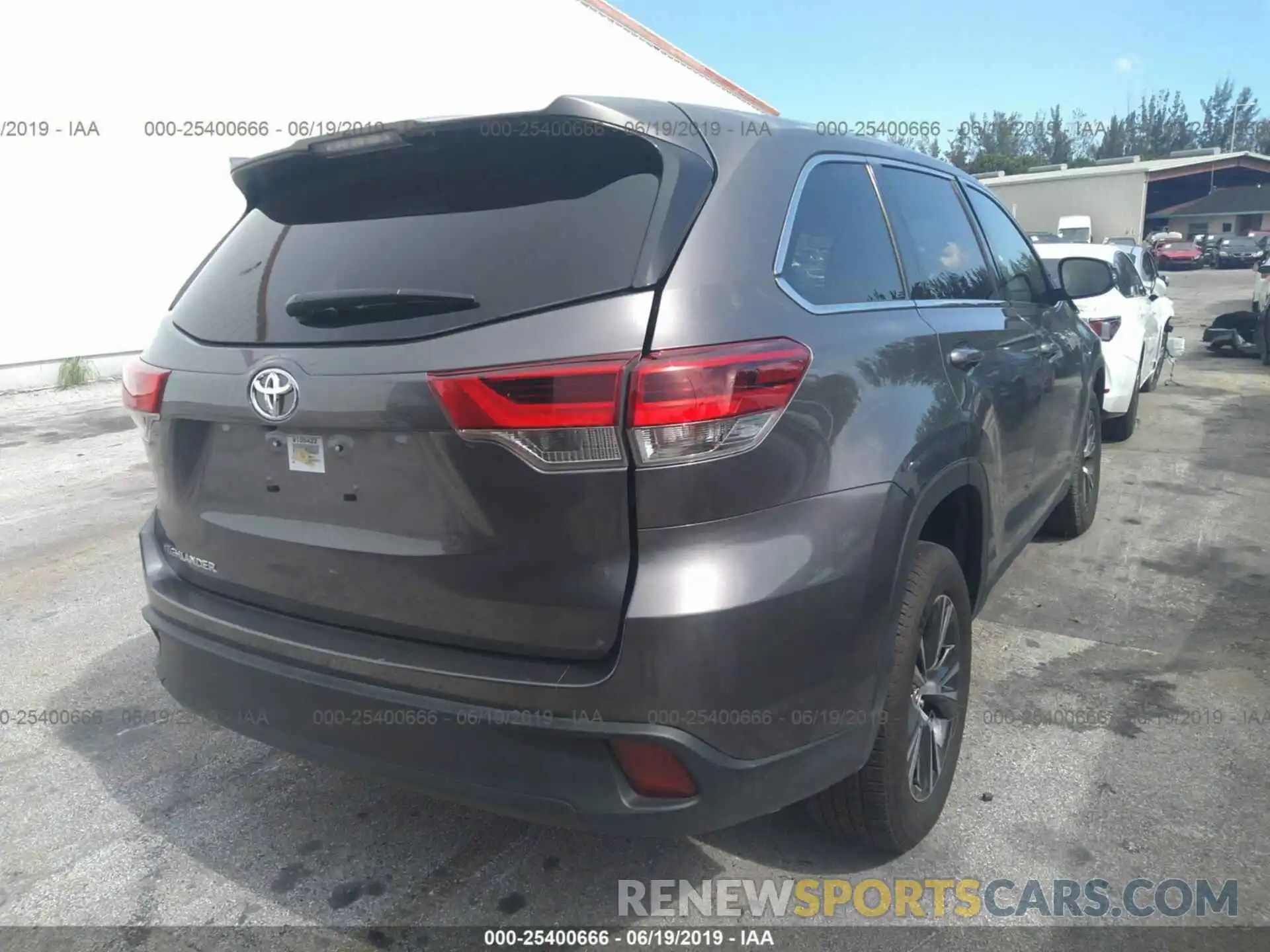 4 Photograph of a damaged car 5TDZZRFH8KS293211 TOYOTA HIGHLANDER 2019